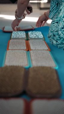 Çivilerin üzerinde duran insanları enselemek