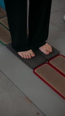 Çivilerin üzerinde duran insanları enselemek