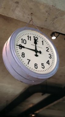 Odada büyük bir saat asılı.