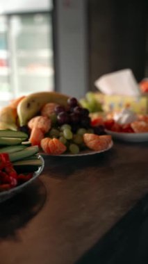 Seçkin bir konut binasının bar tezgahındaki tabaklarda sağlıklı yiyecekler.