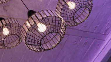  Şölen salonunda avize, ışık huzmelerinde.