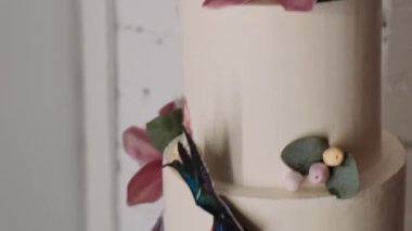 Kalibri dekorlu beyaz pasta