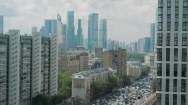  Yollarda yoğun trafik varken Moskova 'nın merkezi manzarası