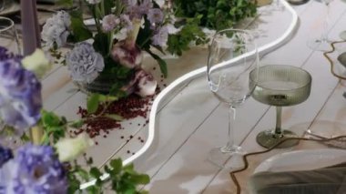 Mavi çiçeklerle beyan edilmiş bir restoranda masalar