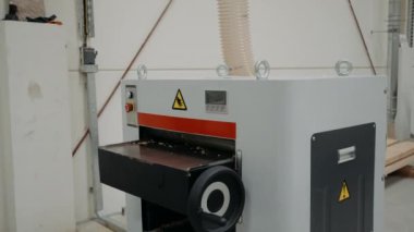 Mobilya fabrikası Mobilya fabrikasının içinde modern ekipmanlı robotik mobilya fabrikası