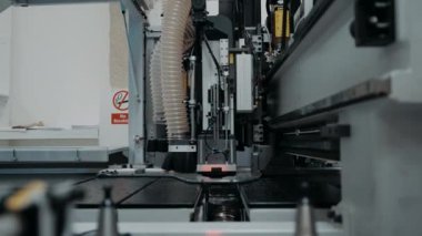 Mobilya fabrikası Mobilya fabrikasının içinde modern ekipmanlı robotik mobilya fabrikası