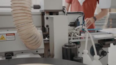 Mobilya fabrikası Mobilya fabrikasının içinde modern ekipmanlı robotik mobilya fabrikası