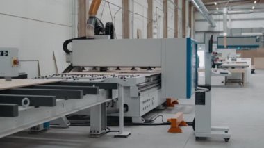 Mobilya fabrikası Mobilya fabrikasının içinde modern ekipmanlı robotik mobilya fabrikası