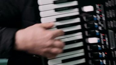  parmaklar akordeon yakın planda tıklıyor