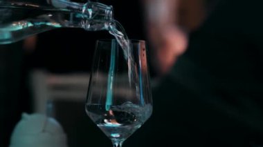 Yakın plan bir restoran atmosferine dökülen alkol bardağı.