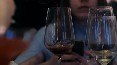 Yakın plan bir restoran atmosferine dökülen alkol bardağı.