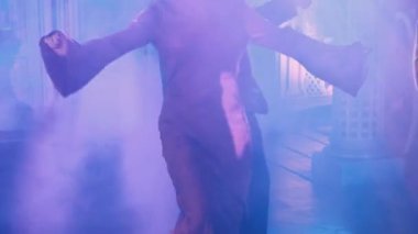 Şirketin yeni yıl partisinde bir kulüpte dans etmek.