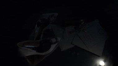 Arka planda alyans ve duman