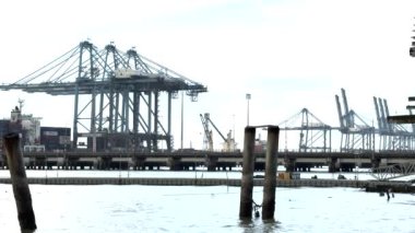  Mylasia Port Klang 'daki konteynırlar için vinçler yükleniyor