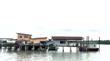 Klang Malezya Yengeç Adası. Mandra ormanlarında sazlıklar üzerinde balıkçı köyü