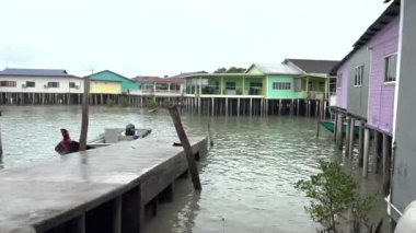 Klang Malezya Yengeç Adası. Mandra ormanlarında sazlıklar üzerinde balıkçı köyü
