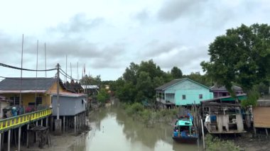 Klang Malezya Yengeç Adası. Mandra ormanlarında sazlıklar üzerinde balıkçı köyü