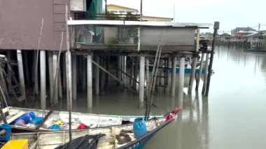 Klang Malezya Yengeç Adası. Mandra ormanlarında sazlıklar üzerinde balıkçı köyü
