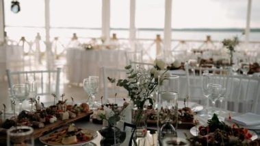 Ziyafette yemekli bir masa.