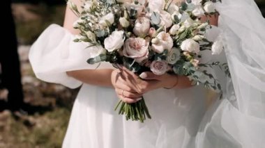  Gelinin buketi Çiçekli ellerin yakın çekimi