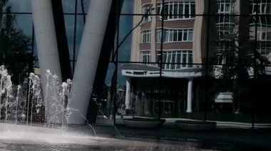 Bir metropolün kentsel ortamında çeşme