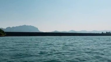 Surat Thani Eyaleti, Tayland 'da Cheolan rezervuarı. Adanın sularının yakınındaki dağ kayalıkları