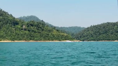 Surat Thani Eyaleti, Tayland 'da Cheolan rezervuarı. Adanın sularının yakınındaki dağ kayalıkları