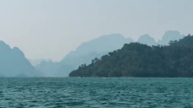 Surat Thani Eyaleti, Tayland 'da Cheolan rezervuarı. Adanın sularının yakınındaki dağ kayalıkları