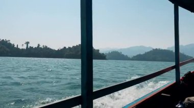 Surat Thani Eyaleti, Tayland 'da Cheolan rezervuarı. Adanın sularının yakınındaki dağ kayalıkları