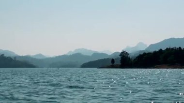 Surat Thani Eyaleti, Tayland 'da Cheolan rezervuarı. Adanın sularının yakınındaki dağ kayalıkları