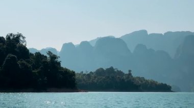 Surat Thani Eyaleti, Tayland 'da Cheolan rezervuarı. Adanın sularının yakınındaki dağ kayalıkları