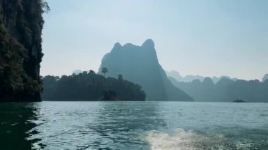 Surat Thani Eyaleti, Tayland 'da Cheolan rezervuarı. Adanın sularının yakınındaki dağ kayalıkları
