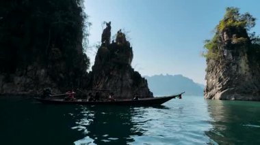 Surat Thani Eyaleti, Tayland 'da Cheolan rezervuarı. Adanın sularının yakınındaki dağ kayalıkları