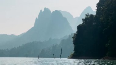 Surat Thani Eyaleti, Tayland 'da Cheolan rezervuarı. Adanın sularının yakınındaki dağ kayalıkları