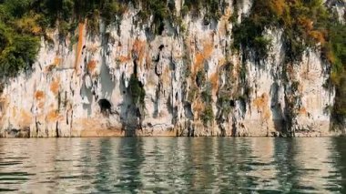 Surat Thani Eyaleti, Tayland 'da Cheolan rezervuarı. Adanın sularının yakınındaki dağ kayalıkları