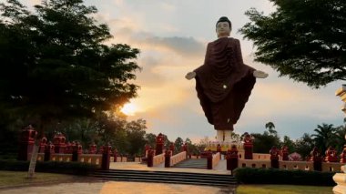 Gün batımında Tayland 'daki Budist tapınağı