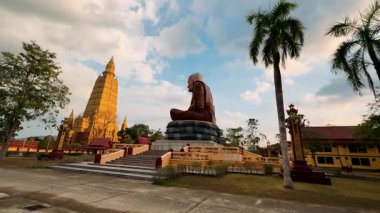 Gün batımında Tayland 'daki Budist tapınağı