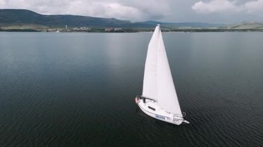 Lüks bir yat Akdeniz 'de seyrediyor, hava manzaralı.