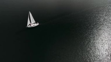 Lüks bir yat Akdeniz 'de seyrediyor, hava manzaralı.