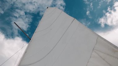 Yatın yelkenleri rüzgarda savruluyor