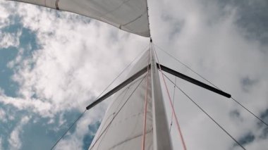 Yatın yelkenleri rüzgarda savruluyor