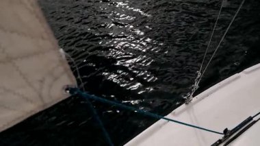 Beyaz yat su manzaralı.