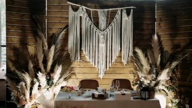 Şölen salonu boho ve kovboy tarzıyla süslenmiştir..