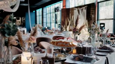 Şölen salonu boho ve kovboy tarzıyla süslenmiştir..