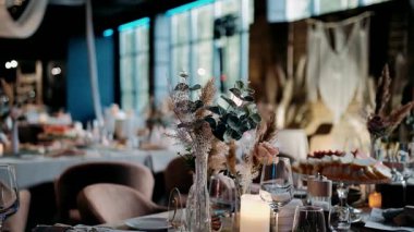 Şölen salonu boho ve kovboy tarzıyla süslenmiştir..