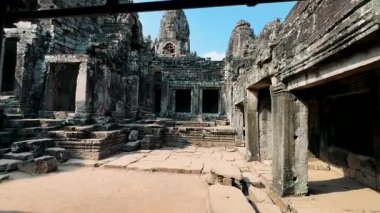 Yıkılmış tapınaklar. Angkor Wat . Antik uygarlıkların tarihi tapınakları yıkıldı..