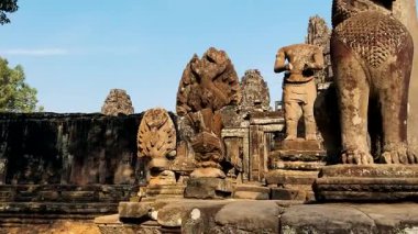 Yıkılmış tapınaklar. Angkor Wat . Antik uygarlıkların tarihi tapınakları yıkıldı..
