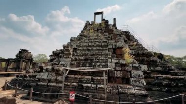 Yıkılmış tapınaklar. Angkor Wat . Antik uygarlıkların tarihi tapınakları yıkıldı..