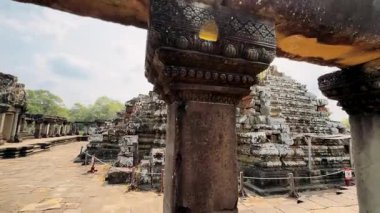 Yıkılmış tapınaklar. Angkor Wat . Antik uygarlıkların tarihi tapınakları yıkıldı..