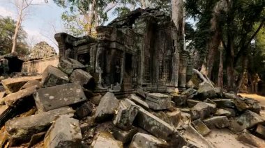 Yıkılmış tapınaklar. Angkor Wat . Antik uygarlıkların tarihi tapınakları yıkıldı..